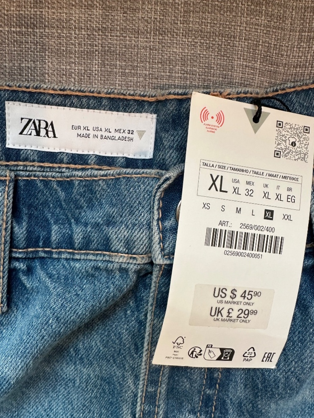 NEW WITH TAGS Zara light-washed distressed blue denim mini skirt with frayed hem - Picture 3 of 6